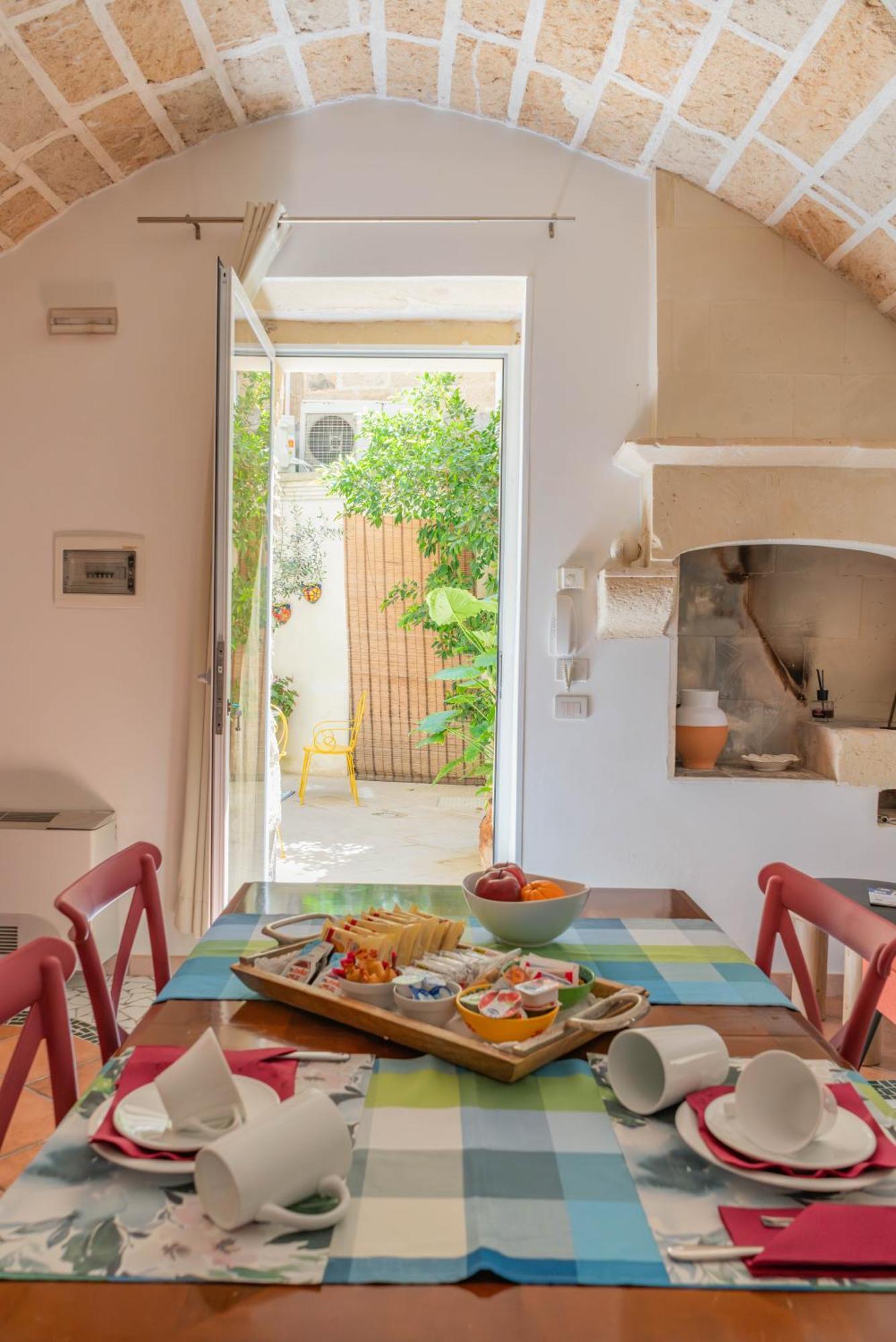B&B Corte Dei Memoli Di Margiotta Giuseppina Lecce Exterior foto